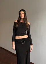 Top negro con escote off-shoulder y mangas largas acampanadas.