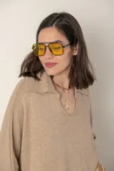 Blusa italiana tejida color beige, con cuello polo, mangas murciélago y corte holgado.