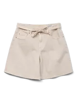 Shorts de denim color beige, tiro alto, corte amplio, con cinturón de lazo y bolsillos delanteros y traseros.