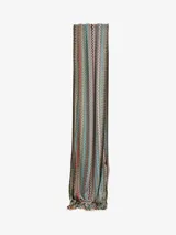 Bufanda tipo chalina de tejido de punto con diseño de ondas en zigzag multicolor y flecos en los extremos.