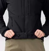 Campera negra de mujer, con cierre frontal, cuello alto y logo de la marca en el pecho.