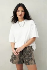 Remera negra de corte cuadrado con cuello redondo y mangas cortas con dobladillo.