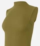 Blusa sin mangas en viscosa color blanco, con cuello alto y textura acanalada.