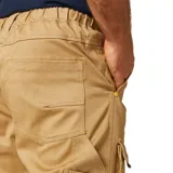 Pantalón cargo color arena de corte slim, con bolsillos laterales con solapa y puños elásticos.