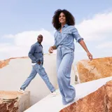 Pantalón de jean azul claro, de corte amplio y cintura alta, con diseño clásico y bolsillos frontales.