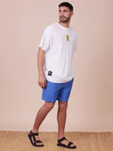 Remera blanca de algodón con cuello redondo y estampado pequeño en el pecho.