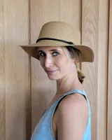 Sombrero de playa de paja color beige con cinta negra decorativa. Talle único con cintas ajustables en el interior y protección UV.