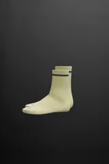 Calcetines deportivos color crema con una franja horizontal negra en el borde superior.
