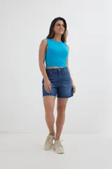 Musculosa tejida color celeste, de corte ajustado y cuello redondo.