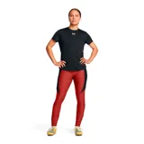 Pantalón deportivo Under Armour Challenger Pro para mujer, color rojo con paneles laterales en negro y logo blanco.