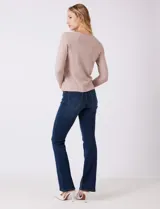 Buzo tejido en hilado fino color beige, con cuello bote y manga raglán ¾.