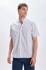 Camisa casual de manga corta con cuello abotonado y estampado a cuadros en tonos blanco y gris.