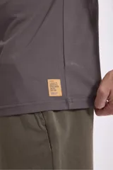 Remera blanca de manga corta con cuello redondo y bolsillo en el pecho.