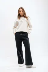 Pantalón de jogging color beige, corte ancho y cintura elástica.