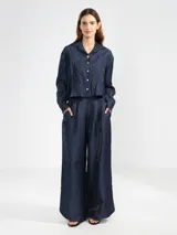 Pantalón de lino italiano con hilo metalizado color azul marino, de corte recto y talle medio, con cintura elástica en la parte posterior y bolsillos delanteros.