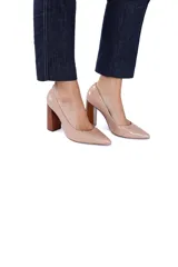 Zapatos de tacón color nude con estampado de piel de cocodrilo, punta fina y tacón de madera.