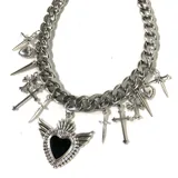 Collar con cadena de acero quirúrgico y dijes de aleación en forma de corazón y espadas.
