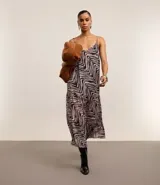 Vestido largo evasê de crepé con estampado de cebra, breteles finos y escote en V en la parte delantera y trasera.