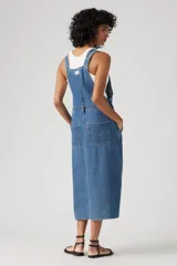 Vestido midi de jean azul con breteles, bolsillo en el pecho y falda recta con botones frontales.