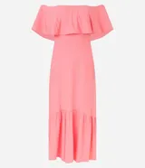 Vestido midi de viscosa color salmón, con escote hombro a hombro con volados y falda con volados en el ruedo.