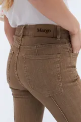 Pantalón de jean acampanado color marrón con alforza central y ruedo desflecado.