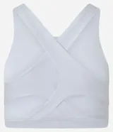 Top deportivo blanco con escote halter y tiras diferenciadas en la espalda. Confeccionado en microfibra acanalada y levemente brillante.