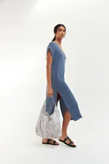 Bolso tote grande color marfil con estampado craquelado en blanco, con asas de cuero fino color beige.