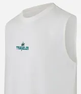 Musculosa de algodón color blanco crudo, corte comfort, con cuello redondo y un pequeño estampado central que dice "Traveler" con una palmera.