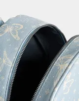 Mochila de cuerina color crudo con estampado de mariposas violetas, correas regulables, manija superior, acceso con cierre superior, bolsillo frontal con cierre y bolsillos laterales.