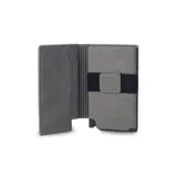 Tarjetero marrón claro de símil cuero con sistema anti clonación, caja de aluminio incorporada y elástico divisor para billetes.