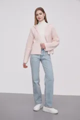 Cárdigan rosa claro con capucha, cierre frontal con cremallera y corte holgado.