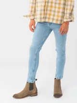 Pantalón jean de cinco bolsillos en denim de algodón elástico, con corte ajustado y cintura estándar.