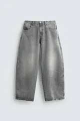 Pantalón de jean gris con efecto lavado, corte amplio tipo balloon fit, tiro medio, cinco bolsillos y cierre frontal con cremallera y botón.