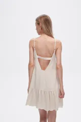 Vestido corto color crema, de lino y algodón, con breteles finos y corte holgado.