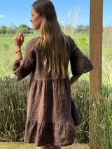 Vestido corto azul eléctrico de lino, con cuello mao, escote con botones de nácar y mangas 3/4 con volados.