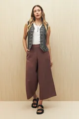 Pantalón marrón de corte palazzo y tiro alto.