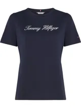 Remera azul marino de algodón orgánico, corte regular, cuello redondo y mangas cortas. Logotipo Tommy Hilfiger bordado en blanco en el pecho y logo de Tommy Hilfiger bordado en la manga.