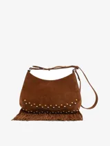 Bolso de hombro marrón de cuero gamuzado con flecos y tachuelas metálicas plateadas y doradas. Tiene correa ajustable y cierre de cremallera.