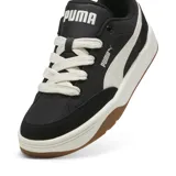 Championes urbanos Puma Park Lifestyle Street, color negro con detalles en blanco y suela color caramelo.