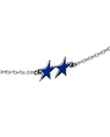 Collar de cadena plateada con eslabones finos y dijes de estrellas dobles esmaltadas en color azul.