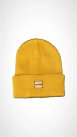 Gorro de lana mostaza con puño rebatible y etiqueta de cuero con logo de la marca Rufián.