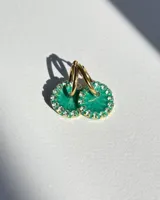 Par de aros dorados con dije circular de resina color terracota con glitter y borde de strass.