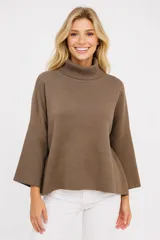 Polera color marrón con cuello alto, mangas largas y corte holgado.