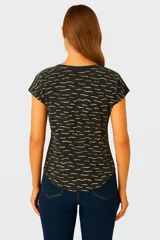 Remera marrón con estampado de ramas, corte holgado y mangas cortas.