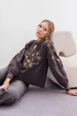 Camisa gris de algodón con bordados florales dorados y fucsias, lentejuelas y detalles de puntilla en mangas.