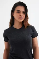 Remera de manga corta, cuello redondo y calce ajustado, color gris oscuro jaspeado.