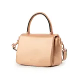 Cartera bandolera color rosa gold, con solapa y diseño acolchado en símil cuero. Tiene correa regulable y asa fija, herrajes plateados, bolsillo interno con cierre, bolsillo externo abierto y compartimento principal con interior de tela de algodón y poliéster.