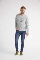 Remera de manga larga color negro, con cuello redondo y estampado gráfico frontal.