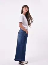 Falda midi de jean color negro, corte recto, con bolsillos delanteros y traseros, y terminación desflecada.