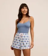 Blusa de pijama blanca de bretel fino con encaje en el escote y textura acanalada.